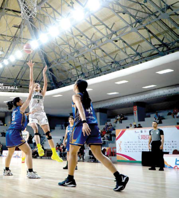 BERPRESTASI: Pebasket asal Kota Malang Hannah Harshita berusaha menceploskan bola ke dalam ring dalam pertandingan POPNAS 2025, di GOR Soemantri Brodjonegoro, Jakarta Selatan.