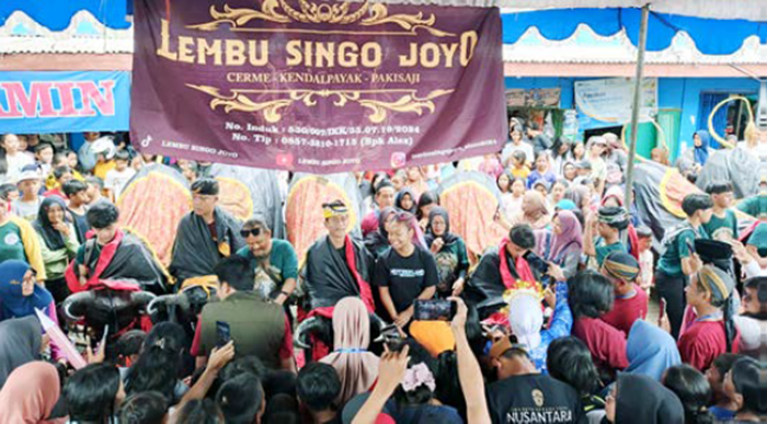 RAMAI: Penampilan Desi Afrika bersama Bantengan Lembu Singo Joyo sukses memukau warga dalam acara Sedekah Pasar Pakisaji, Minggu (9/11).
