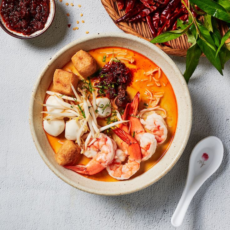 HANGAT: Laksa gurih dengan aroma rempah khas disajikan dalam suasana nyaman di kawasan Lowokwaru, Malang.