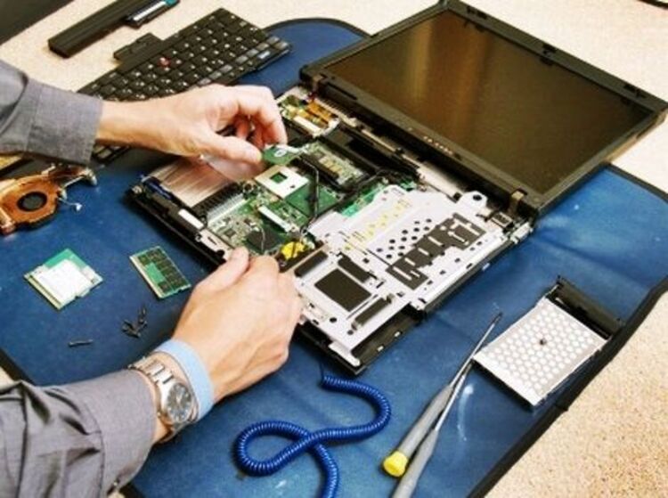 TEPAT: Layanan servis laptop profesional di Klojen membantu pelanggan memperbaiki perangkat dengan cepat dan bergaransi.