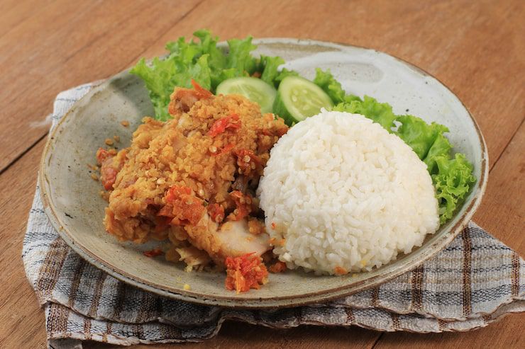 PEDAS: Ilustrasi ayam geprek dengan cita rasa pedas menggugah selera.