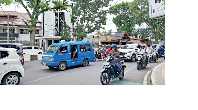 TETAP EKSIS: Angkot trayek Landungsari-Dinoyo-Gadang (LDG) melintas di Jalan Semeru kemarin siang.