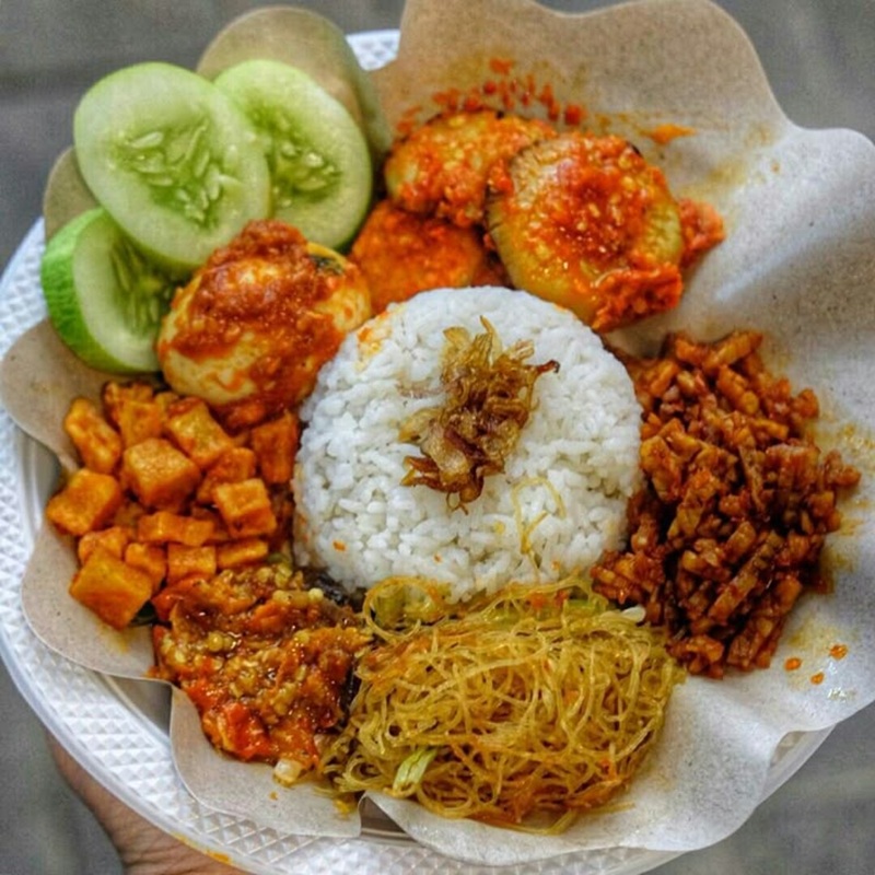 ENAK: Nasi uduk lauk pauk yang menggugah selera