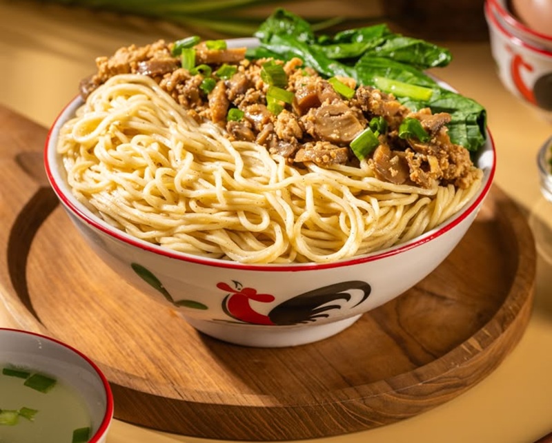 LEZAT: Bakmi porsi bayan dengan potongan ayam dan sayur sawi