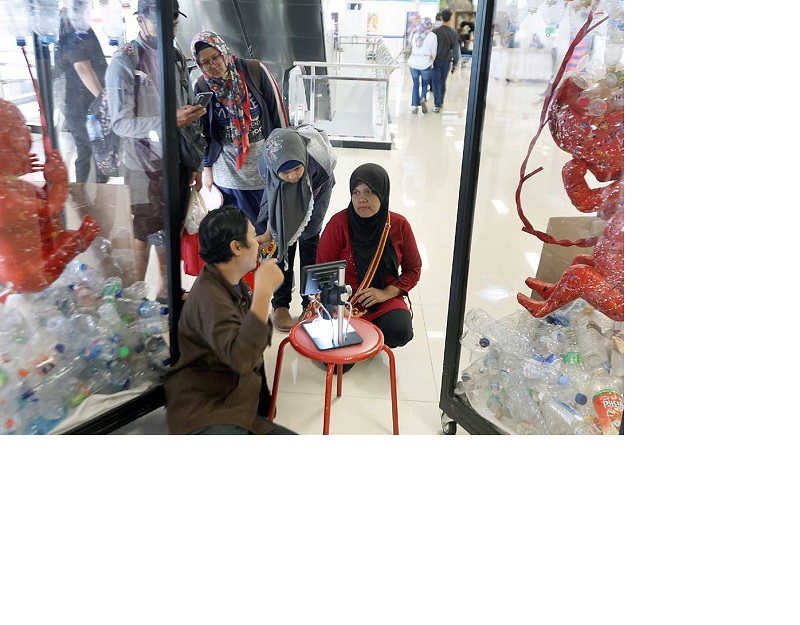 KAMPANYE ANTIPLASTIK: Peneliti membawa kerajinan berbahan botol plastik di gedung Malang Creative Center (MCC) kemarin (9/11).