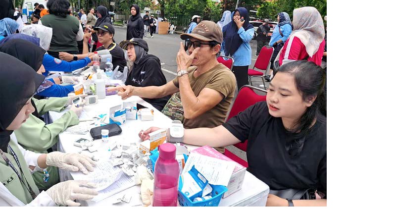 CEGAH PENULARAN: Dinkes Kota Malang menggelar sosialisasi dan pemeriksaan di car free day (CFD) Jalan Ijen untuk menekan penularan kemarin (9/11).