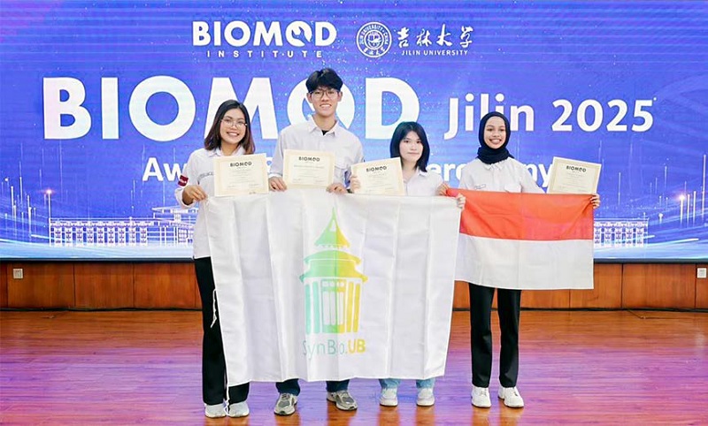 MEMBANGGAKAN: Perwakilan tim SYNBIO UB meraih penghargaan dalam Biomolecular Design Competition (BIOMOD) 2025 di Changchun, Tiongkok pada 17 Oktober lalu.