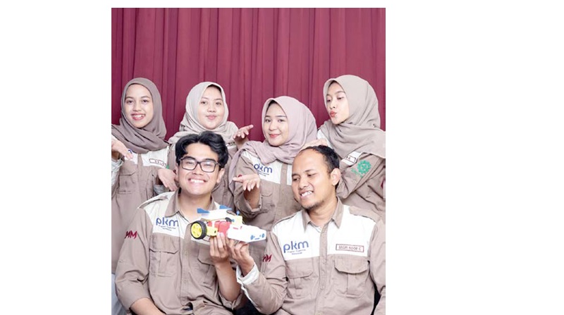 INOVATIF: Tim PKM UMM menampilkan robot edukasi bernama CubeBot.