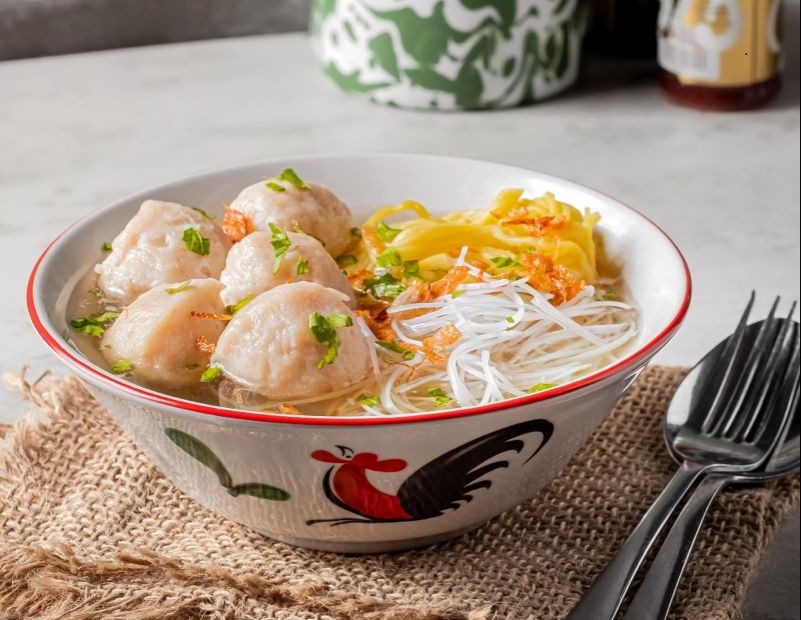 LEZAT: Semangkok bakso dengan kuah gurih yang menggugah selera