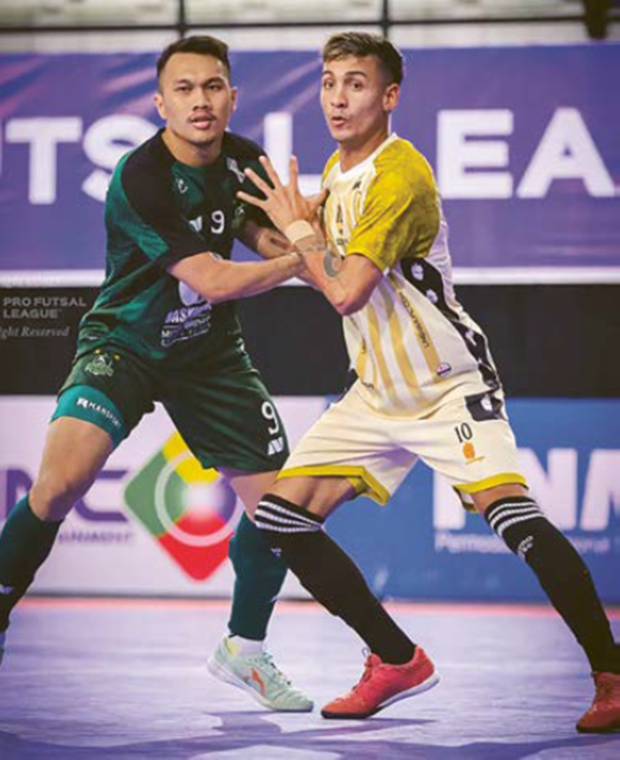 HARUS BERBENAH: Andres Josue Teran (kanan) mengawal pemain Bintang Timur Surabaya (BTS) Samuel Eko dalam laga PFL seri Tangerang, Minggu lalu (9/11).
