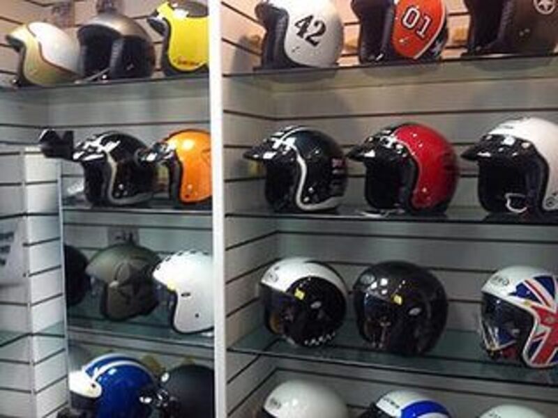 LENGKAP: Dua toko helm di kawasan Lowokwaru ini dikenal dengan pelayanan cepat dan fasilitas lengkap yang disukai pengendara motor di Malang.