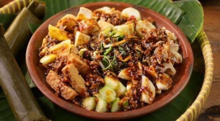 ENAK: Rujak cingur yang menajdi kesukaan banyak orang ternyata ada di Malang.