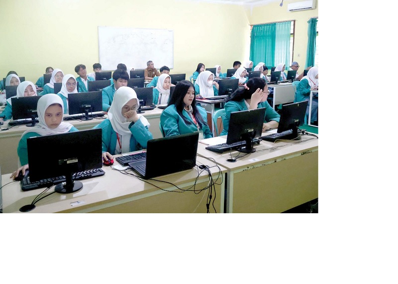 TEMUI KENDALA: Siswa SMAN 6 Malang serius mengerjakan soal Tes Kemampuan Akademik (TKA) di ruang laboratorium komputer pekan lalu.