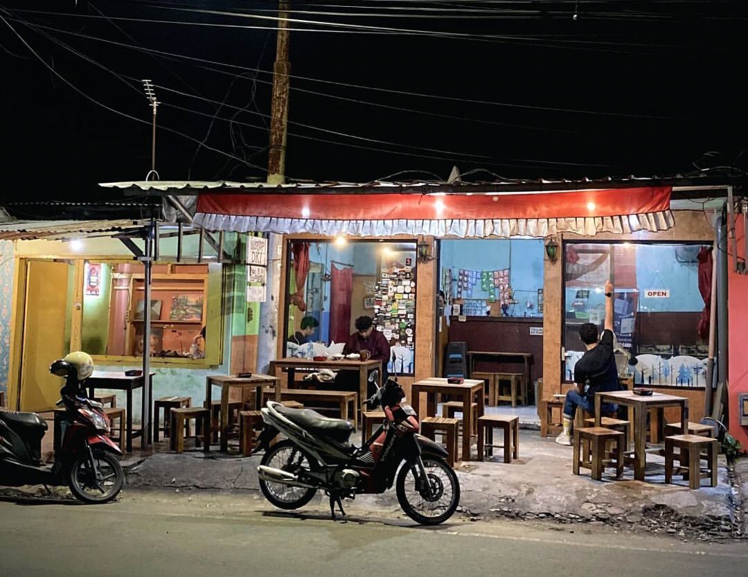 SEDERHANA: Suasana warkop DKI yang berada di Kota Malang