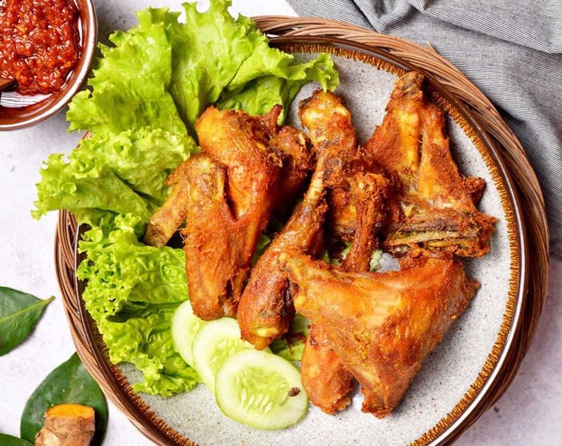GURIH: Ayam goreng bumbu kuning dengan sambal pedas ini jadi pilihan menu favorit berkat cita rasanya yang khas dan menggoda selera.