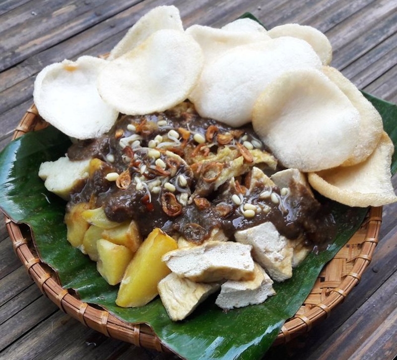 SEDAP: Tahu tek dengan bumbu khas dan kerupuk