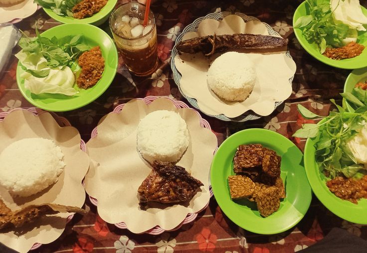 KENYANG SEHARIAN: Dapoer Cobek dan Nasi Sambal Kesatria siap temani perut lapar kapan saja di kawasan Sigura-Sigura, Malang.