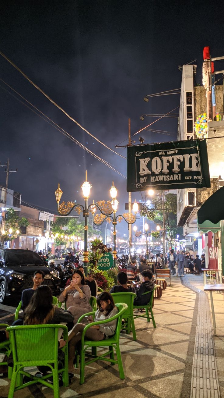 LEGENDARIS: Depot Kayutangan dan De&rsquo;Kajoetangan 1880 jadi dua destinasi kuliner wajib di kawasan Kayutangan, Malang.