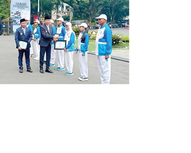 APRESIASI: Wali Kota Malang Wahyu Hidayat memberikan uang pembinaan kepada atlet anggar di halaman Balai Kota Malang kemarin.