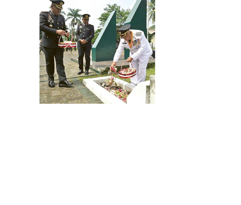 HORMATI PAHLAWAN: Bupati Malang H M. Sanusi menabur bunga di TMP Prayuda Nirwana, Desa Ardirejo, Kepanjen kemarin (10/11).