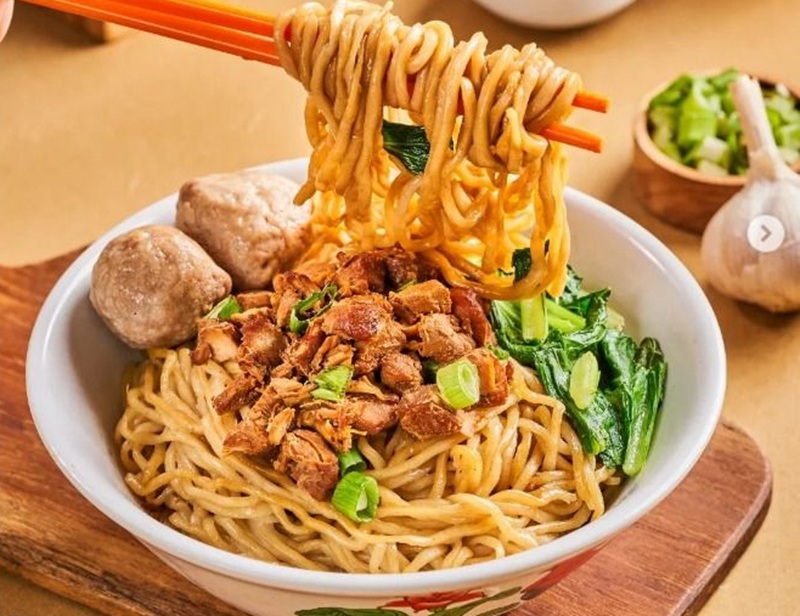 LEZAT: seporsi mi ayam lengkap dengan potongan ayam dan bakso
