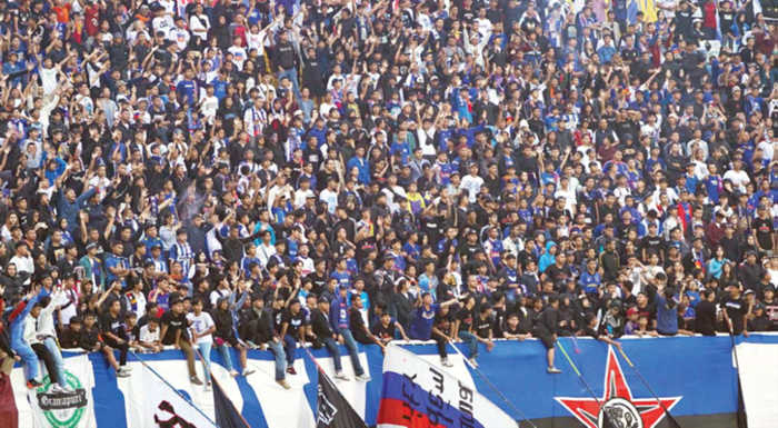 ANIMO TINGGI: Aremania memberikan dukungan langsung kepada Dalberto Luan Belo dan kawan-kawan dalam laga melawan Persija Jakarta, 8 November lalu.