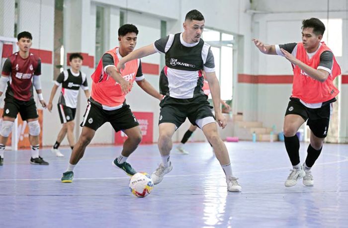 ON FIRE: Wellington Pereira (tengah) berusaha melindungi bola dalam sesi latihan di Unggul Sports Center kemarin.