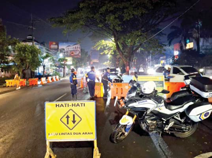 PINDAH JALUR: Sistem rekayasa lalu lintas mulai diberlakukan di Jalan Seokarno-Hatta pada Senin lalu (10/11).