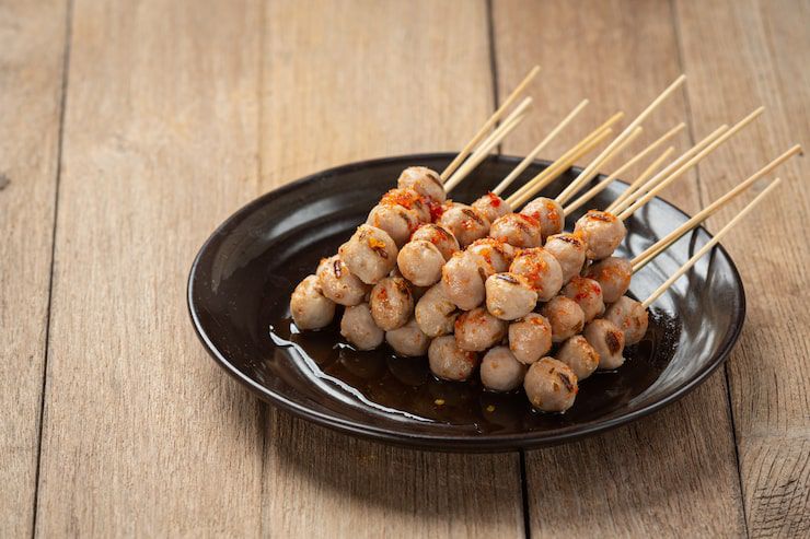SMOKEY LEZAT: Ilustrasi bakso bakar, kuliner andalan warga Malang.