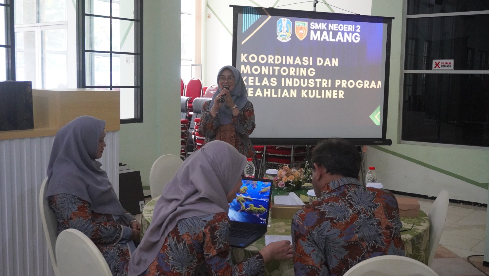 TERBAIK: Waka Humas Eviatun Khaeriah S Psi M si memimpin sharing season saat acara Koordinasi dan Monitoring Kelas Industri di K2 Cafe.