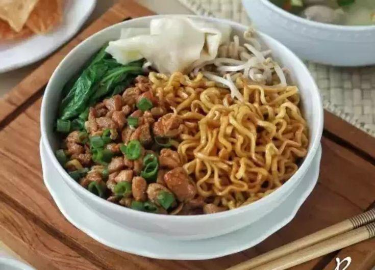 GURIH DAN MANIS: Seporsi mi yamin khas Bandung di Mi Yamin Teteh dan Kedai Mi Yamien 936 Malang siap memanjakan lidah pencinta kuliner.
