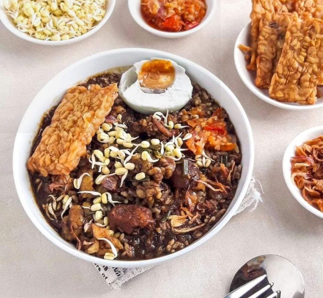 LEGENDARIS DAN RAMAI: Malang punya beberapa spot rawon yang legendaris dan punya banyak penggemar