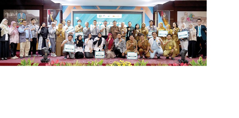 DERETAN PEMENANG: Lima Tim yang menjadi pemenang Inochia 2025 foto bersama jajaran manajemen RSSA dan tim juri kemarin (11/11).