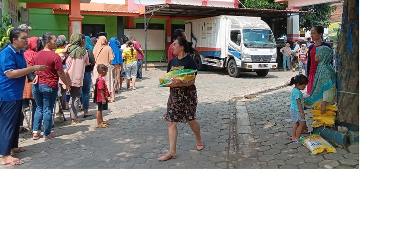 ANTUSIASME: Warga antre membeli beras SPHP di Kantor Dinas Ketahanan Pangan (DKP) Kabupaten Malang beberapa waktu lalu.