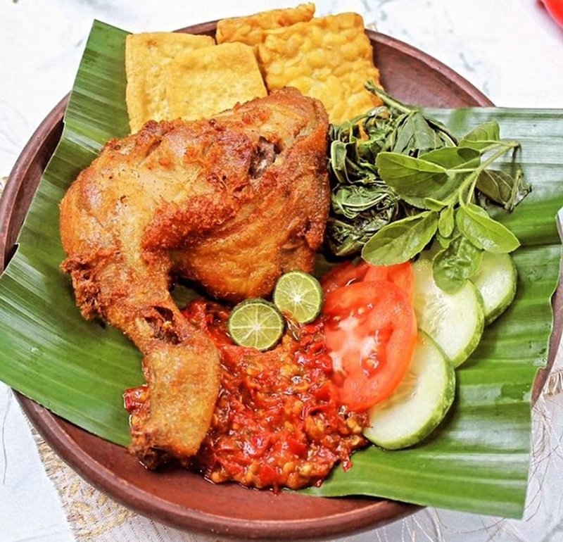PEDAS: Ayam penyet sambal uleg dengan lauk