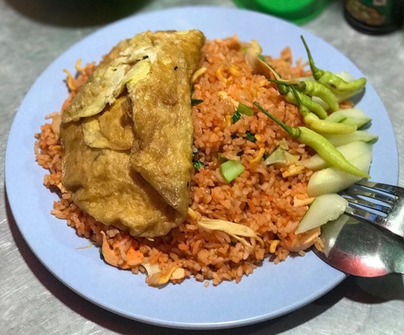ENAK: Nasi goreng pedas dengan acar dan telur dadar