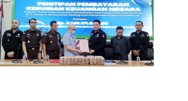 TUNTUTAN TETAP LANJUT: Kejari Kota Malang menerima kerugian negara dari perkara aset pemkot di Jalan Raya Dieng Nomor 18 dari pihak keluarga dan kuasa hukum tersangka, kemarin (11/11).