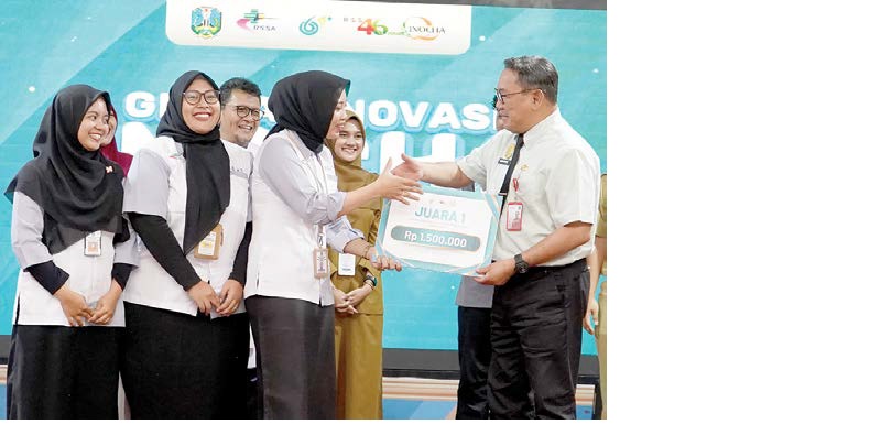 JUARA PERTAMA: Direktur RSSA Dr dr M Bachtiar Budianto, Sp.B, Sub.Sp Onk(K), FINACS, FICS, MMRS (kanan) menyerahkan piagam juara pertama kepada tim dari Intalasi Penyeharan Lingkungan.