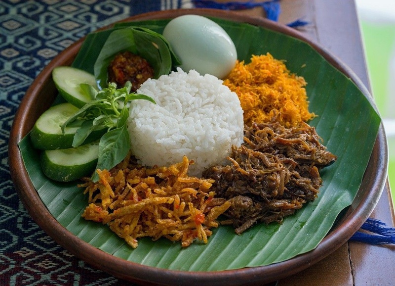 LEZAT: Krawu khas gresik, irisan ayam dan serundeng yang menggugah selera