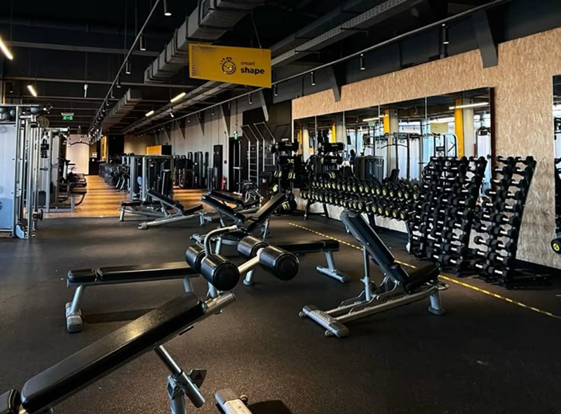 SEHAT DAN BUGAR: Suasana tempat gym dengan berbagai alat