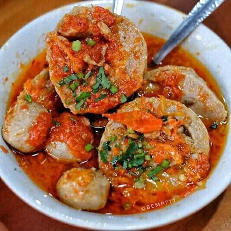 PEDAS: Bakso mercon khas Singosari ini disajikan dengan kuah panas dan sambal melimpah, cocok untuk penggemar sensasi pedas yang menantang.