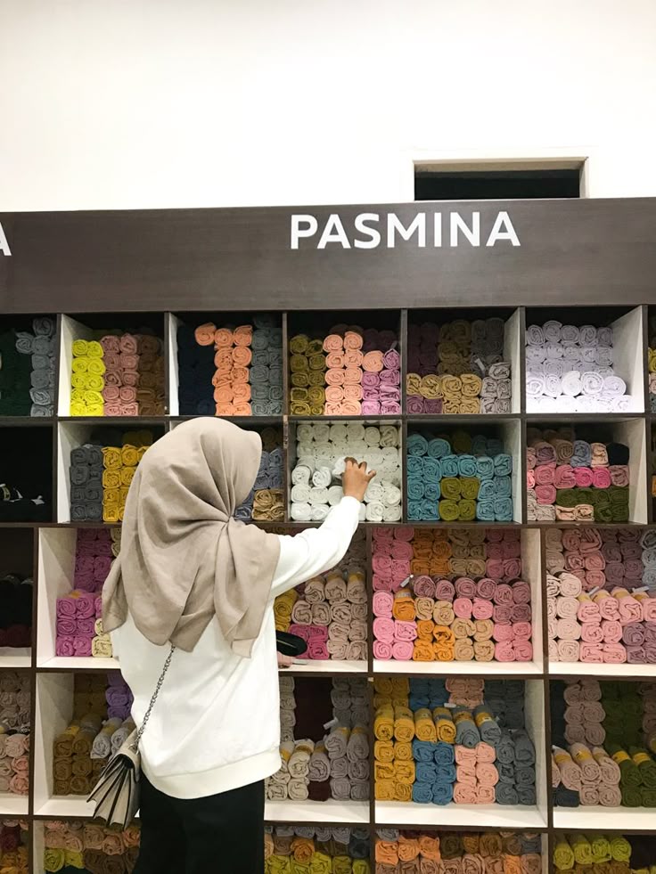 MODIS: Koleksi hijab di toko-toko kawasan Lowokwaru, Malang, hadir dengan beragam warna dan model kekinian yang cocok untuk berbagai gaya.