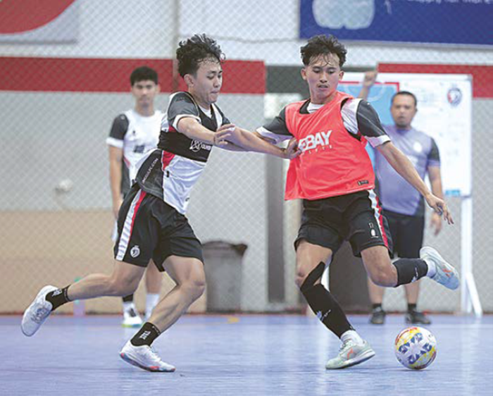 MOMENTUM BANGKIT: Adam Ahlan (kiri) berusaha menghadang   Ahmad Khoeron dalam sesi latihan di Unggul Sports Center, kemarin