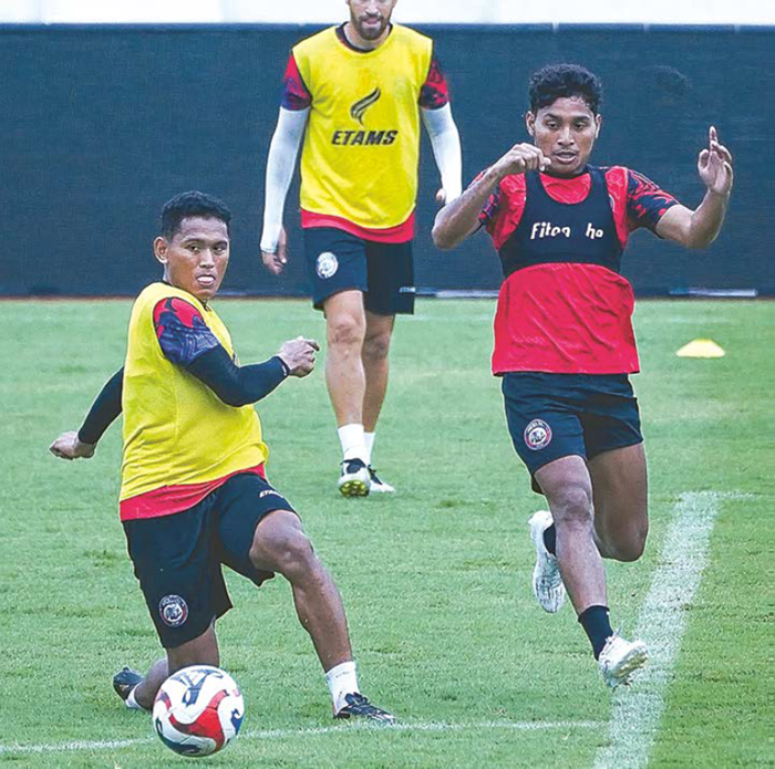 TIDAK HANYA MENONTON: Salim Tuharea (kanan) berusaha menjangkau bola dalam sesi latihan di Stadion Kanjuruhan, Senin lalu (11/11).