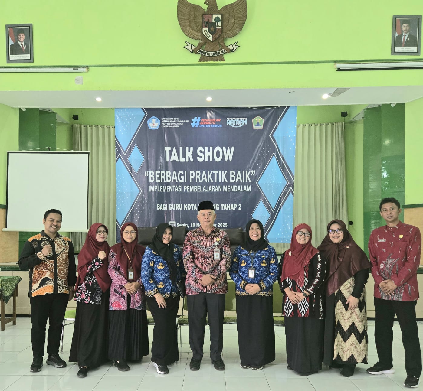 SUKSES: Kebersamaan panitia dari Disdikbud Kota Malang, fasilitator, dan kepala sekolah, saat acara Talk Show Pembelajaran Mendalam Tahap 2 di SMPN 20 Malang.