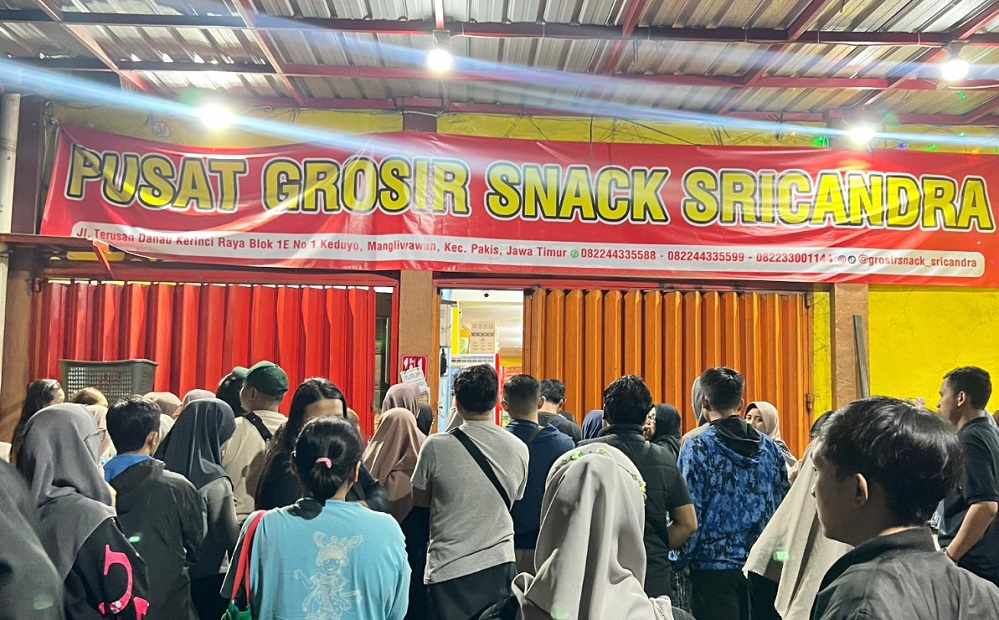 TERPERCAYA: Sricandra Snack Grosir yang selalu ramai pengunjung.