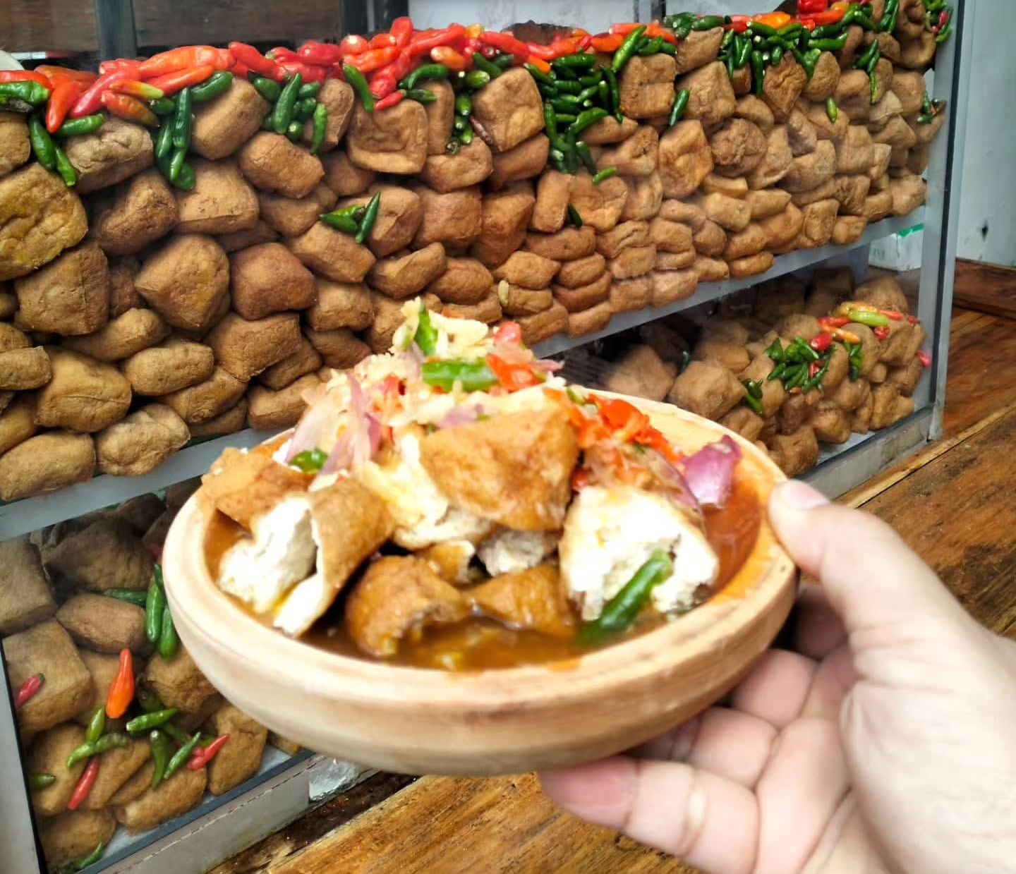 PEDAS: Tahu gejrot, camilan yang cocok dikonsumsi berbagai saat.