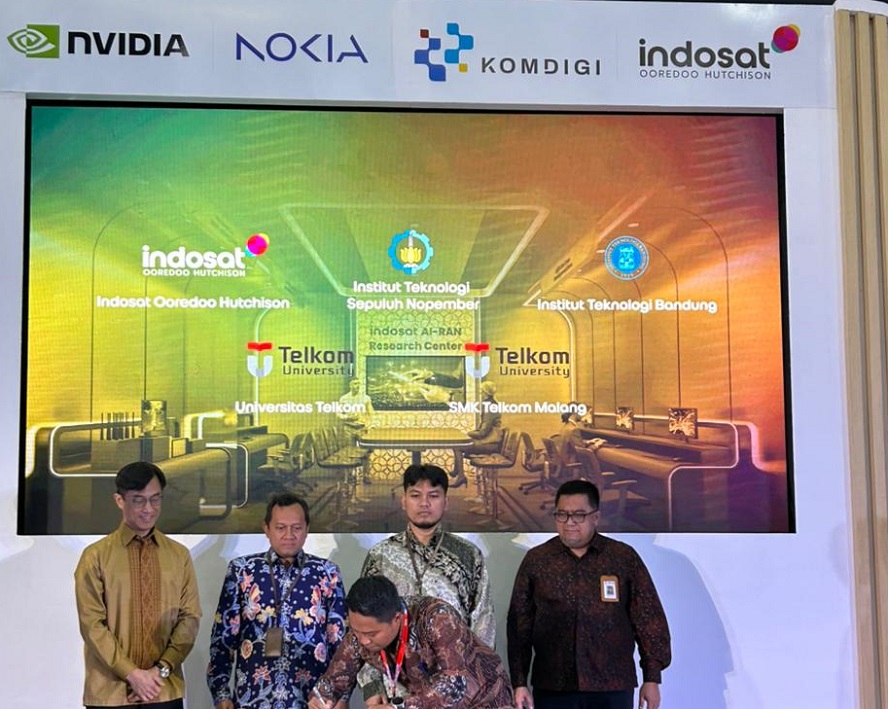 UPGRADE SKILL: Kepala SMK Telkom Malang Rahmat Dwi Djatmiko SKom (depan) mendatangani MoU kolaborasi pemanfaatan AI-RAN Research Center bersama Indosat, Nokia, dan Nvidia, pada Selasa (12/11).
