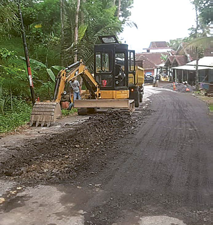 DEMI WISATAWAN: Alat berat diterjunkan untuk memperbaiki kerusakan di Jalur Turen-Sendangbiru, Kecamatan Sumbermanjing Wetan kemarin.
