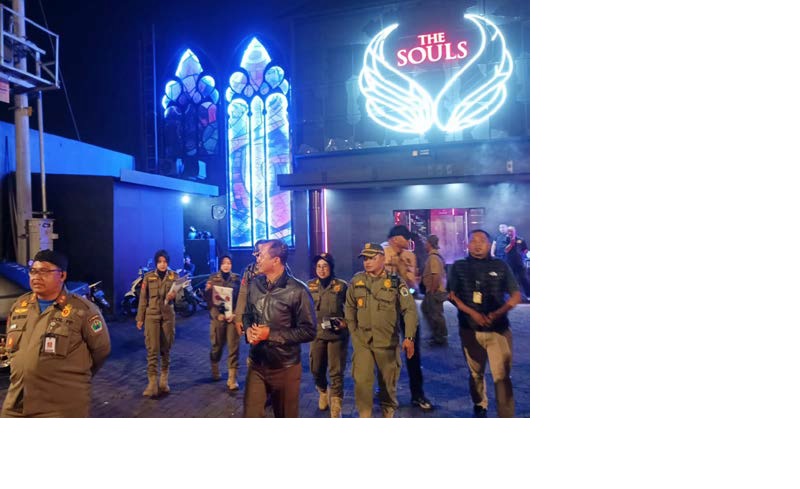 CEK LAPANGAN: Petugas dari Satpol PP Kota Malang dan Provinsi Jatim setelah memeriksa perizinan The Souls Bar & Lounge di Jalan LA Sucipto, Blimbing, Selasa malam (11/11).